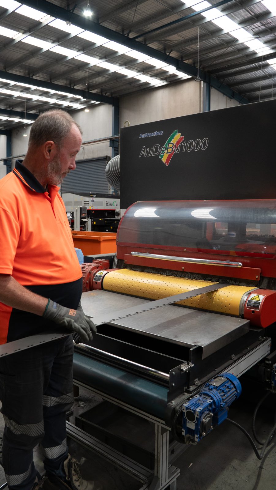 Amapro operator running the AuDeBu 1000 deburring machine